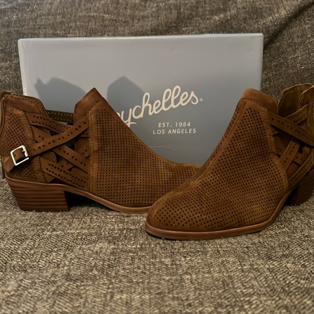 Vince Camuto SEED Brown Suede Booties Size 9 1/2